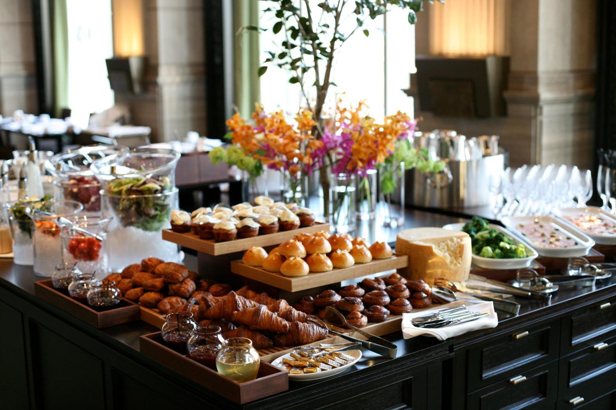 Oriental Hotel Kobe Bagian luar foto A buffet at a hotel