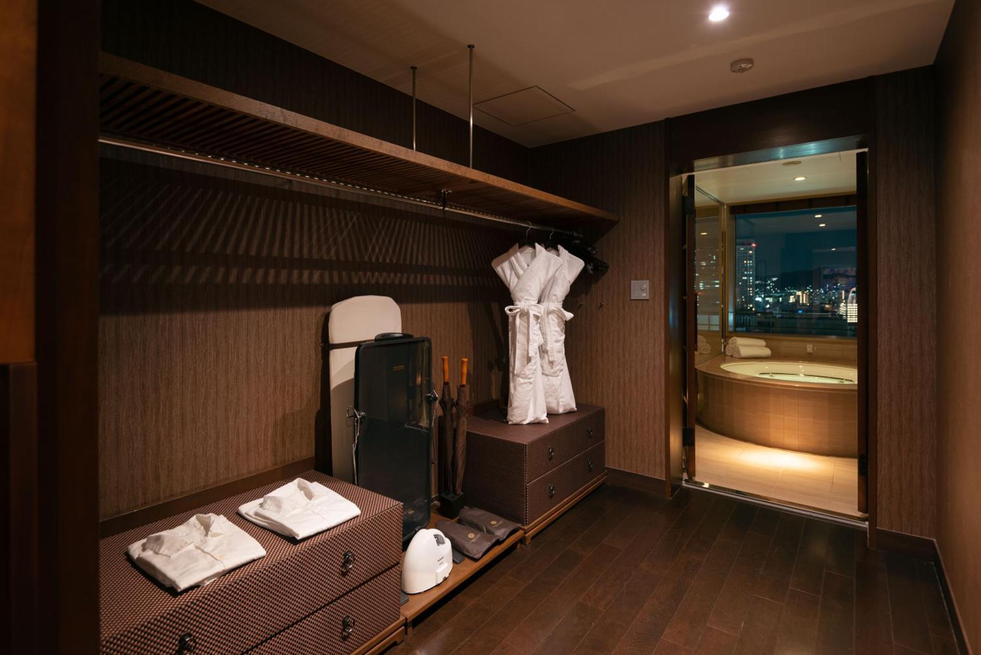 Oriental Hotel Kobe Bagian luar foto A bathroom in a hotel